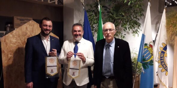 Conviviale per Soci, familiari ed ospiti durante la quale i nostri Soci Gianfranco Murrone e Danilo Morini presenteranno una serata di poesie dal titolo “Le parole che abito”.